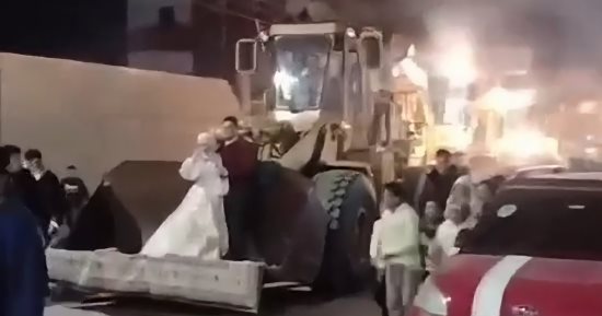 على "لودر".. زفة عريس تثير الجدل بالفيوم