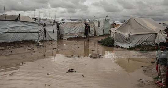 برد وأمطار تغرق غزة.. نازحون يكافحون لمواصلة حياتهم داخل الخيام 