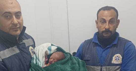 حكاية مسعف أنقذ سيدة وساعدها فى الولادة داخل سيارة إسعاف فى ليلة ممطرة بالدقهلية