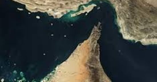إيران توقف سفينتين فى مضيق هرمز وتوجه تحذيرا جديدا