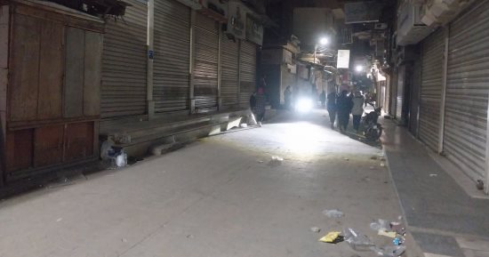 حملات مكثفة بأسواق دمياط والتزام المواطنين بتطبيق قرار غلق المحال التجارية