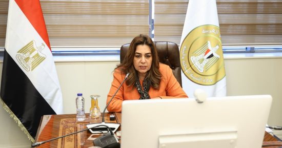 وزيرة التنمية المحلية والبيئة تتابع جهود المحافظات لتنفيذ قرار الغلق