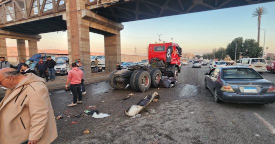 المعاينة: وفاة طفلة وإصابة أخرى بحادث انقلاب مقطورة بالأوتوستراد.. فيديو