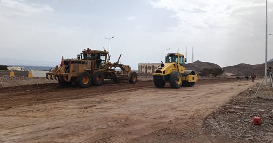 مديرية الطرق تواصل تطوير طرق طور سيناء وتمهيد ساحة طابا للنقل الثقيل