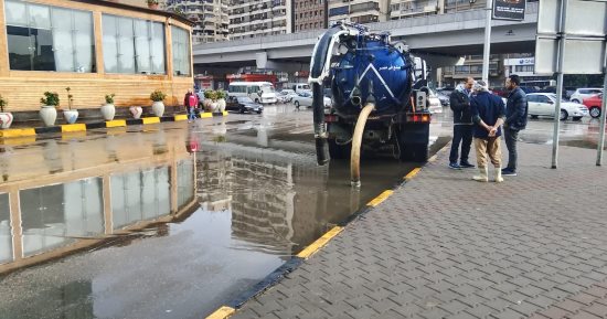 حى العجوزة يدفع بالمعدات وفرق العمل لرفع مياه الأمطار.. صور