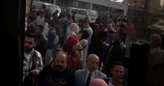 مواطنون فى الجيزة يشتكون من زحام شديد بموقف المنيب بسبب سوء الطقس