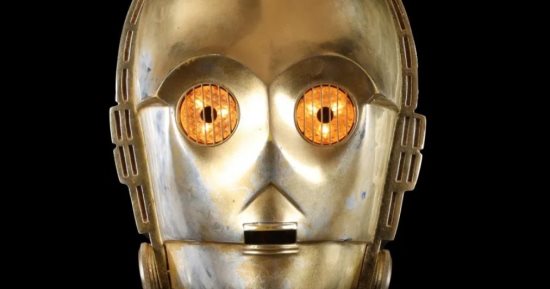 رأس الروبوت C-3PO من سلسلة أفلام حرب النجوم يحقق مليون دولار في مزاد علني