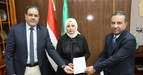محافظ المنوفية يكرم مديرة مستشفى حميات شنتنا الحجر ببركة السبع