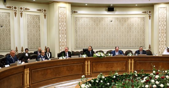 رئيس الوزراء يعقد مائدة مستديرة مع قيادات شركات الطاقة العالمية العاملة بمصر