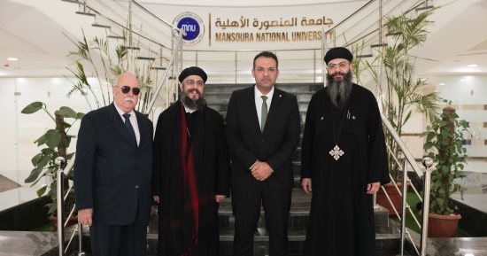 كاهن كنيسة مارمينا يقدم التهنئة لرئيس جامعة المنصورة الأهلية
