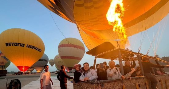  الأفواج الأجنبية من حول العالم يعيشون حالة من المتعة فى رحلات البالون يومياً.. صور
