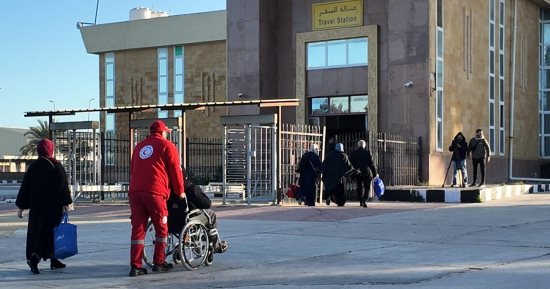مصر تواصل دعمها الإنسانى لغزة.. استقبال الدفعة الـ28 من الجرحى الفلسطينيين