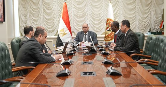 وزير العمل يبحث مع الجامعة البريطانية تأهيل الشباب لسوق العمل وإنشاء منصة تشغيل
