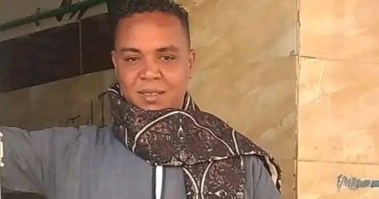 كانوا عائدين لقنا.. وفاة الضحية الـ  9  في حادث انقلاب ميكروباص بأسوان 