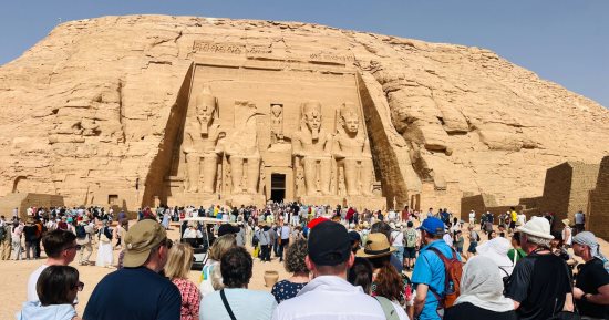 معبد أبوسمبل يستقبل آلاف السائحين صباح اليوم