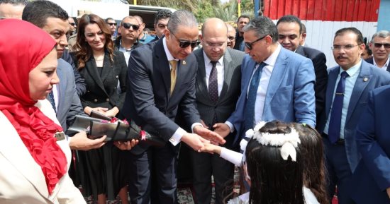 محافظ الجيزة يضع إكليل زهور على النصب التذكارى للشهداء بنزلة الشوبك