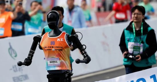 300 روبوت بشرى يشاركون فى نصف ماراثون بكين 2026