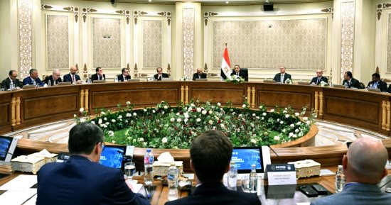 مدبولى يلتقى نائب الرئيس التنفيذى للغاز والطاقة بشركة "بي بي" البريطانية