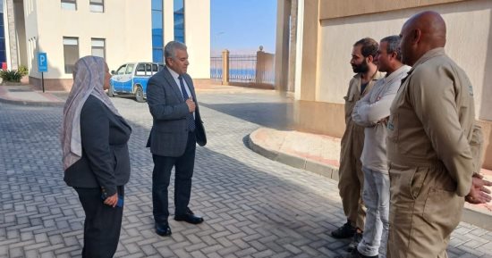 رئيس شركة مياه جنوب سيناء يتفقد محطة تحلية مياه البحر بمدينة طابا
