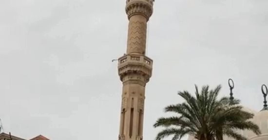 تدخل عاجل لإصلاح أعلى مئذنة جامع البحر بدمياط بعد تأثرها بسوء الأحوال الجوية