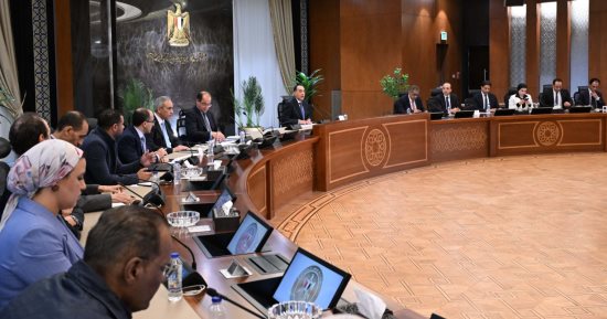 رئيس الوزراء يعلن زيادة الحد الأدنى للأجور ورفع رواتب المعلمين والعاملين بقطاع الصحة بشكل استثنائى وبحث التوسع فى منظومة العمل عن بعد.. ويؤكد: توجيه من الرئيس السيسى برفع سعر توريد إردب القمح لـ2500 جنيه