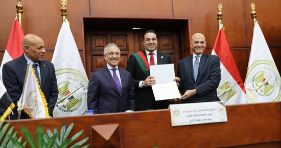 وزير العدل يكرم رئيس نيابة النزهة فى لقائه مع القضاة