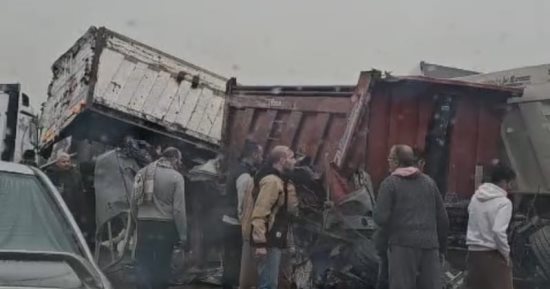 تصادم سيارتى نقل ثقيل بسبب الأمطار على طريق الإسكندرية الصحراوى