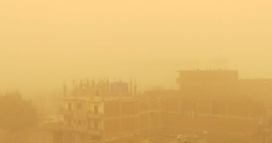 الطقس السيئ يجتاح محافظات مصر.. أمطار غزيرة ورياح محملة بالأتربة والمحافظات تعلن تعطيل الدراسة.. توقف حركة المعديات فى بورسعيد وإلغاء تحليق رحلات البالون الطائر فى سماء الأقصر وانعدام الرؤية فى الإسكندرية.. صور