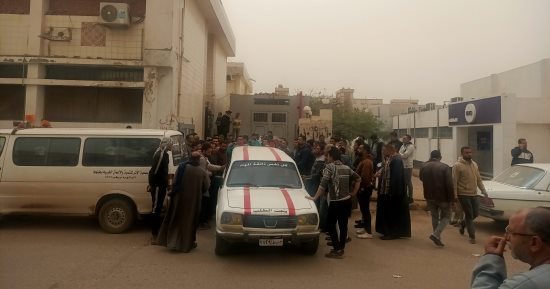  أهالى ضحايا حادث المنوفية ينتظرون جثـامين ذويهم أمام المستشفى.. فيديو
