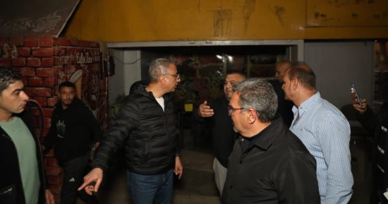 محافظ الجيزة يضبط حالات مخالفة لمواعيد الغلق خلال جولة مسائية