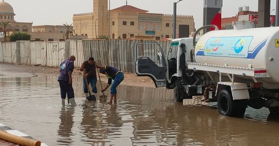 الوحدة المحلية برأس سدر تدفع بمعدات لشفط مياه الأمطار من مدخل المدينة 
