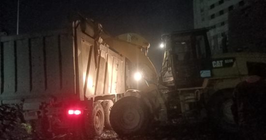 محافظة الجيزة ترفع 800 طن مخلفات من منطقة حمد بحى الهرم.. صور