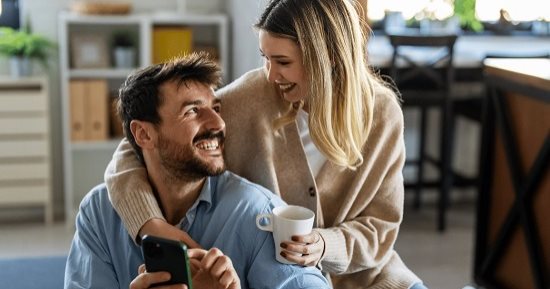 طرق خفية يعبر بها الرجل عن اهتمامه بكِ.. بالأفعال مش بالكلام