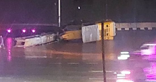 إزالة حطام حادث انقلاب حفار أعلى الطريق بمنطقة الهرم