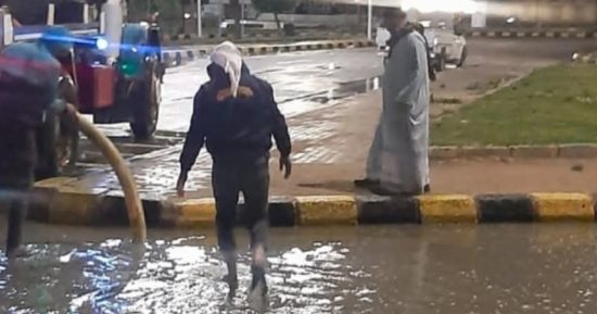 تقلبات الطقس تضرب القاهرة والجيزة.. سقوط سقف قاعة أفراح بكورنيش إمبابة لشدة الرياح.. وانقلاب حفار أعلى دائري الهرم يتسبب فى كثافات مرورية.. ورصد تراكمات للمياه بمطالع ومنازل الكباري لإزالتها.. صور