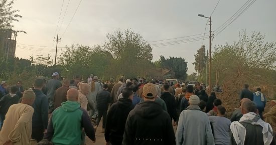 أهالى طنوب يؤدون صلاة الجنازة على 9 جثامين من ضحايا حادث طريق كفر داود بالمنوفية