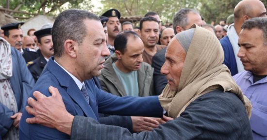 محافظ المنوفية يتقدم جنازة ضحايا حادث السادات بمسقط رأسهم بتلا