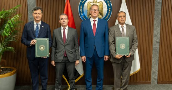 وزير البترول يشهد توقيع مذكرة نوايا مع إينى لتجديد الالتزام فى شمال بورسعيد
