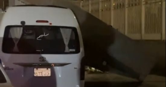 ​بسبب سوء الأحوال الجوية.. سقوط لوحة إعلانية بالمعادى وتحطم سيارة أسفلها