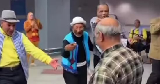 فرقة السمسمية بمكتبة مصر العامة بالإسماعيلية تقدم عرضًا فنيًا بمحطة مترو إمبابة