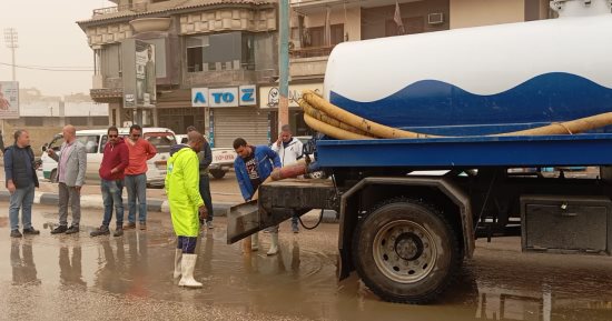 رئيس مياه الفيوم يتابع أعمال سحب وشفط تجمعات مياه الأمطار