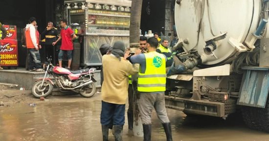أعمال شفط وسحب تراكمات مياه الأمطار بمناطق الجيزة والقاهرة.. صور