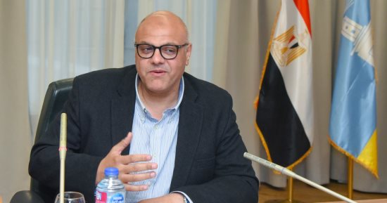 محافظ الإسكندرية يبحث ضبط الأسواق مع مسئولي الغرفة التجارية بالمحافظة