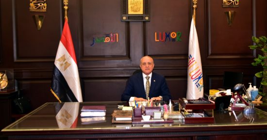 محافظ الأقصر يجري حركة تغييرات بين رؤساء الأحياء