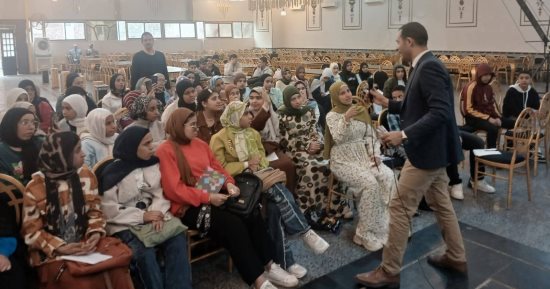 بحضور أكثر من 5 آلاف طالب وطالبة.. محافظ أسيوط يطلق القوافل التعليمية التنويرية