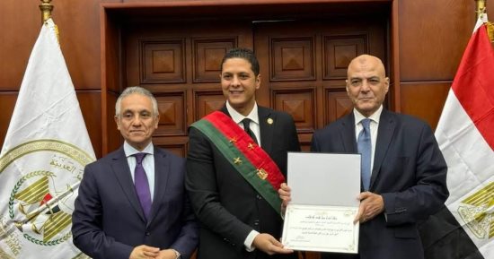 وزير العدل يكرم المستشار كريم حنفي رئيس نيابة المرج 
