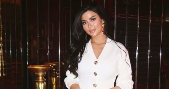 إطلالة جديدة للفنانة كارولين عزمي بالفستان الأبيض