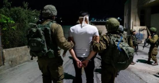 قوات الاحتلال الإسرائيلي تعتقل فلسطينيا ووالده في أريحا