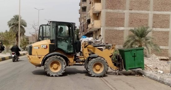مجلس مدينة الأقصر يبدأ في تطبيق منظومة النظافة الجديدة.. صور