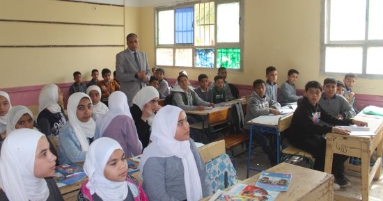 فى جولة مفاجئة بأطفيح.. مدير تعليم الجيزة يستبعد مدير مدرسة لتقصيره بالعمل